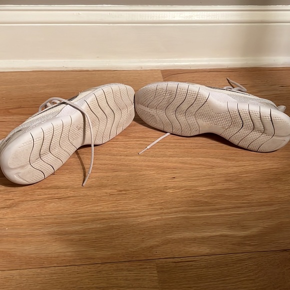 Nike cross training white womens sneakers - Picture 5 of 8